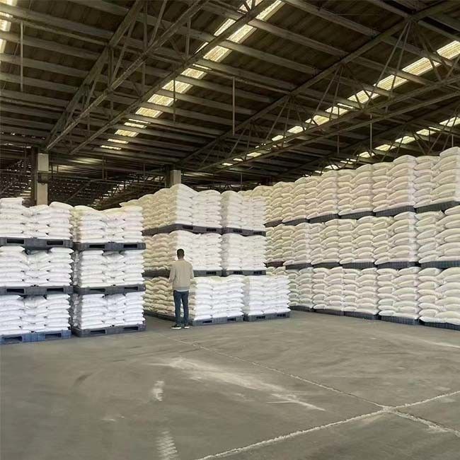 A soda de cáustico da pureza alta do NaOH 99 flocos do hidróxido de sódio dos flocos esmalta a produção