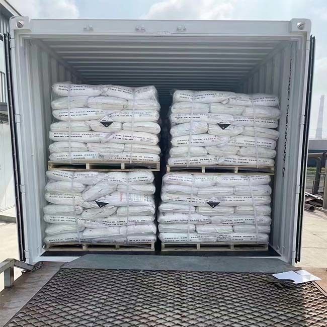 A soda de cáustico da pureza alta do NaOH 99 flocos do hidróxido de sódio dos flocos esmalta a produção