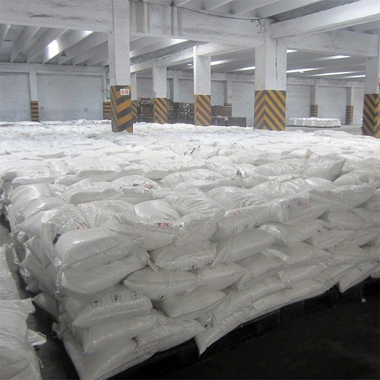 Ponto de ebulição 1390C da soda cáustica do NaOH GB209-2018 solúvel em água para a fatura de papel