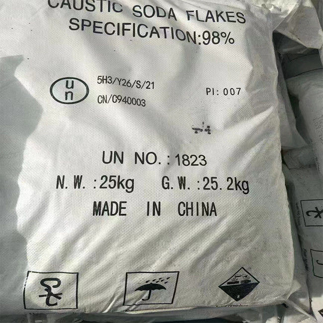 Hidróxido de sódio solúvel dos flocos da soda de cáustico do alcaloide 99% em NaOH CAS 1310-73-2 de Skincare